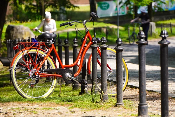 Bicicleta Vermelha Brilhante Fica Cerca Parque Verde Dia Ensolarado Movendo — Fotografia de Stock