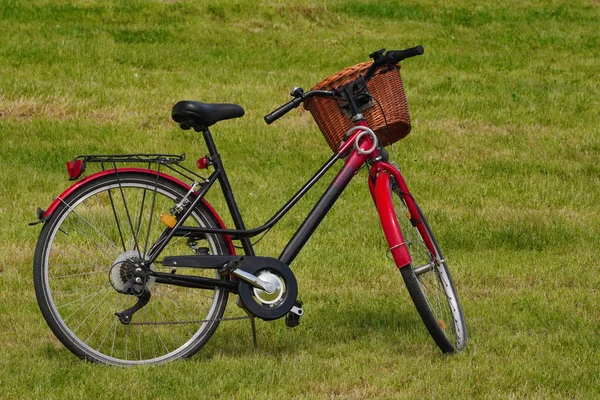 Red Black City Bicicleta Com Uma Cesta Fica Prado Grama — Fotografia de Stock