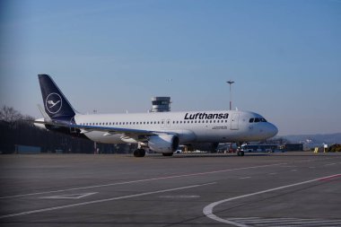 Krakow, Polonya 04.01.2019: Airplane Airbus A321 havaalanında. İptal ya da uçuşların devam etmesi, 2020 salgını. İnsanları evlerine döndürmek, turist uçuşları, tatil ve dinlenme konsepti.