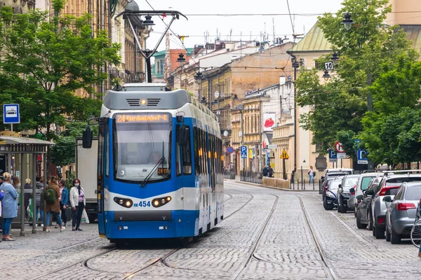 Polonya, Krakow 02.18.2020: Şehrin eski mavi tramvayı. Çevre dostu şehir toplu taşımacılığı. Kentsel ormancılık, çevrenin korunması.