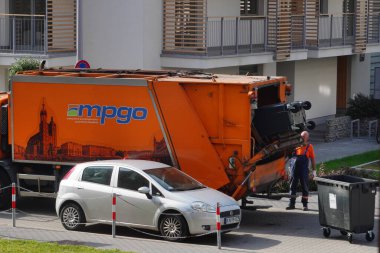 İnşaat konteynırında büyük miktarlarda çöp karıştırılmış. Sıralama, sıfır atık. İkinci el boşluk. Karışık malzeme arkaplanı Krakow, Polonya 05.01.2019 geri dönüşümü