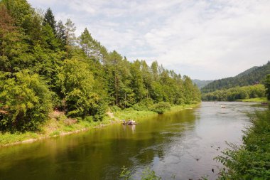 Yazın Szczawnica, Poland 'da kayalarla kaplı dağ nehri manzarası. Tuna' da dinlenmek için doğal doğa, kano rafting..