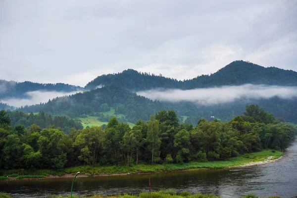Panorama Del Río Vista Montaña Amanecer Niebla Sobre Agua Día —  Fotos de Stock