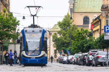 Polonya, Krakow 02.22.2020: Şehir merkezindeki modern mavi tramvay. Çevre dostu şehir toplu taşımacılığı. Kentsel ormancılık, çevrenin korunması.