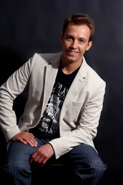 oturma sırasında gülümseyen genç işadamı