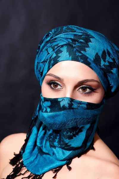 mavi çarşaf Doğu kadın portresi
