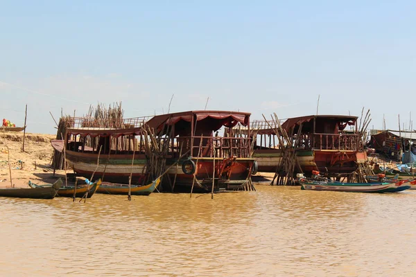 Deniz çingene Siem Reap Kamboçya'da Tonle Sap nehrinde otopark tekne
