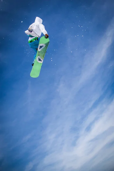 Snowboarder Springt Die Luft Mit Blauem Himmel Hintergrund — Stockfoto