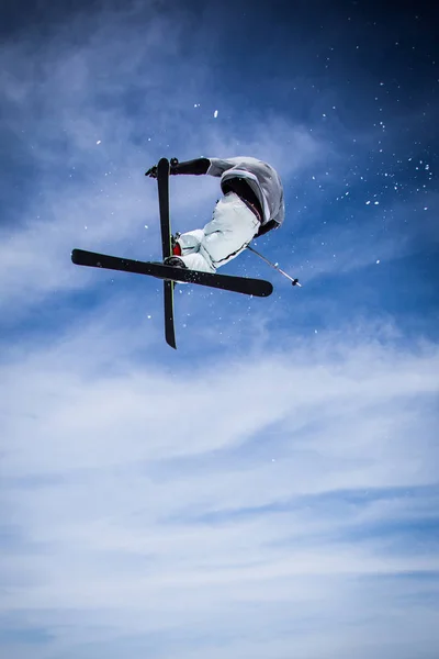 Skiër Springen Lucht Met Blauwe Hemel Achtergrond — Stockfoto