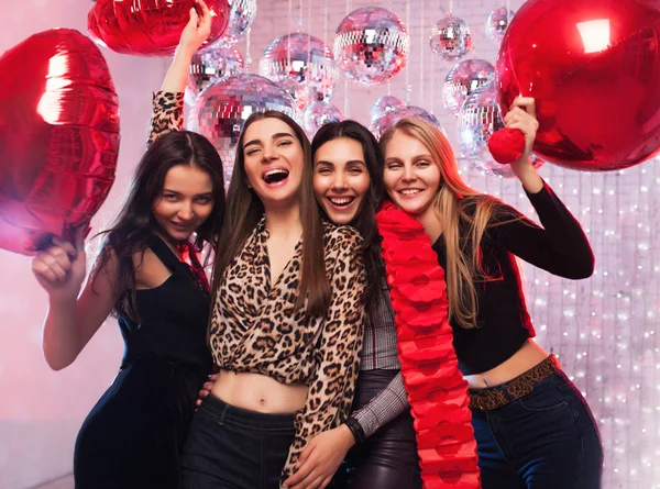 Meninas Felizes Celebram Dia Dos Namorados Festa Feminina Com Balões — Fotografia de Stock