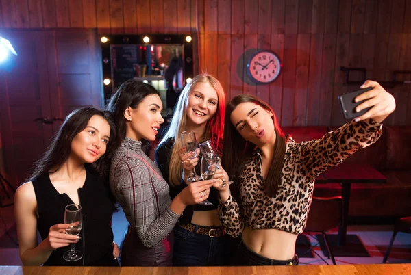 Meninas Alegres Divertindo Tomando Selfie Bebendo Coquetéis Bar — Fotografia de Stock