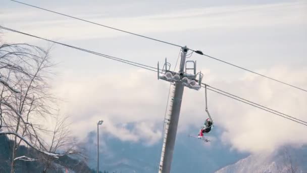 Lanová dráha timelapse vleky lyžaře a snowboardisty uprostřed hor a mraky