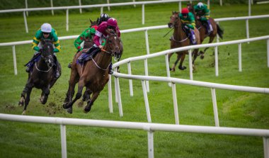 Yarışın son turn'de yol alarak yarışı futbol