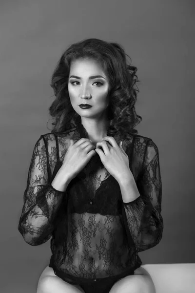 Kıvırcık saçlı ve seksi makyaj seksi neredeyse çıplak kadın portre