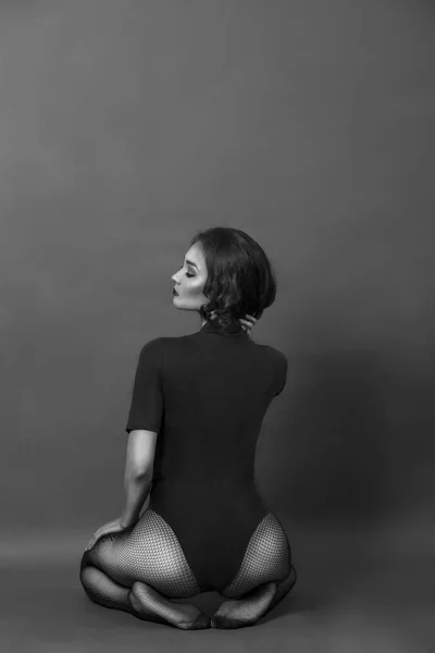 Tayt içinde ince seksi kadın