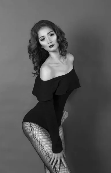 ince ve kıvırcık saç ve seksi makyaj seksi kadın