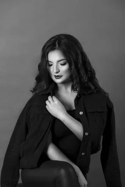 Uzun kıvırcık saçlı genç kadın portresi 