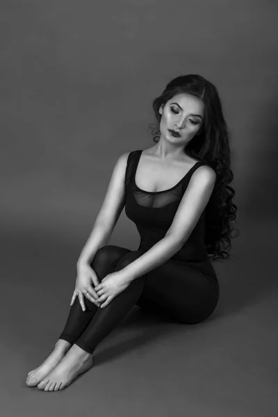 Utangaç genç kadın seksi tozluk 