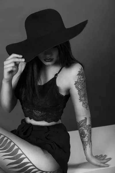 Photo Sexy Girl Tatoo Black Hat — Stock Photo, Image