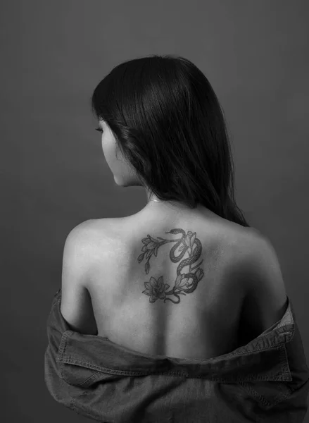 Sexy Back Asian Young Woman Tatoo — Stock Photo, Image