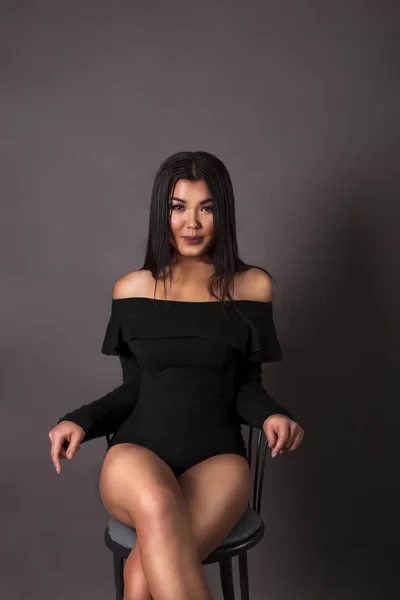 Seksi Asyalı kadın siyah ince gövde portresi