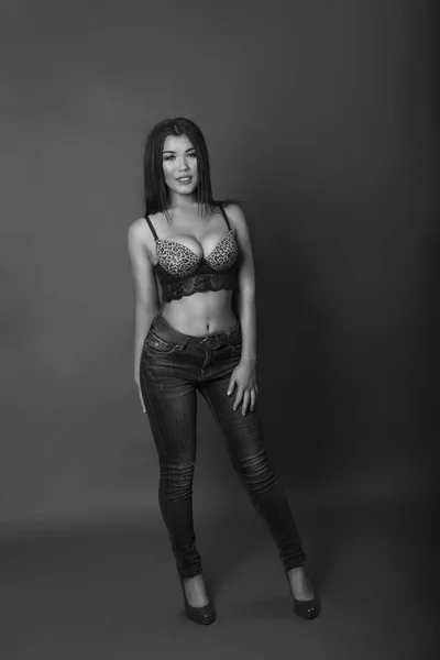 Foto Sexy Jovem Mulher Asiática Jeans Sutiã Leopardo — Fotografia de Stock