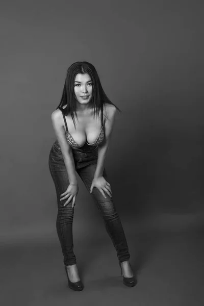 Foto Van Sexy Aziatische Jonge Vrouw Spijkerbroek — Stockfoto