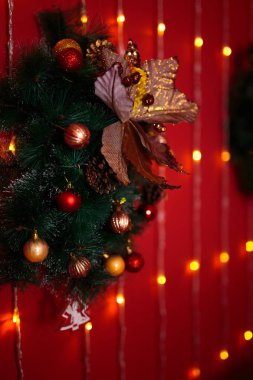 Noel süslemeleri ile altın Atatürk çiçeği