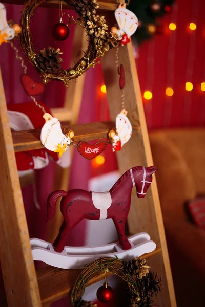 Kırmızı süslemeleri Noel oyuncaklar