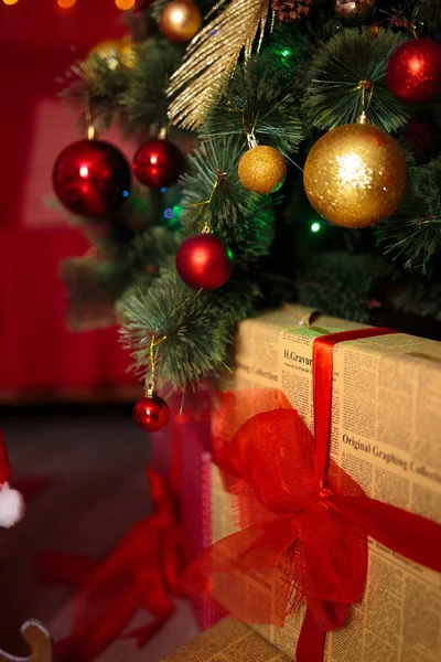 Kartpostal için Noel hediyeleri Noel ağacı ile