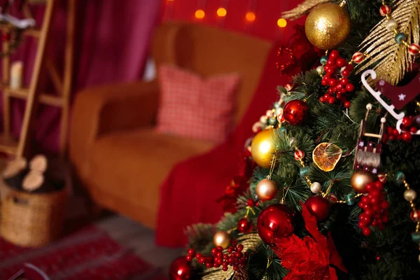 Kırmızı renkli Noel süsleri