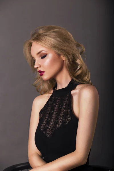 Güzel sarışın genç kadın siyah eyeliner ve kırmızı dudaklar ile portresi