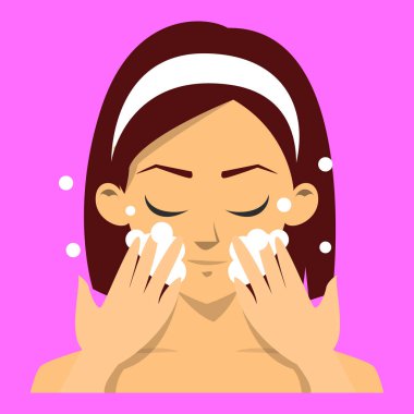 Kadın yüzünü köpükle yıkıyor. Güzel Bayan