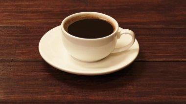 Tahta masa manzaralı bir fincan kahve.