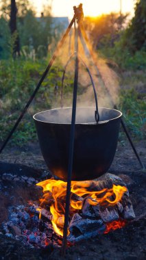 Kamp ateşi pot gıda hazırlama     