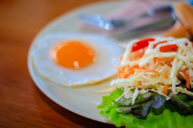 İngiliz kahvaltısı kızarmış yumurta, pastırma, sosis, fasulye, tost ve taze salata ile