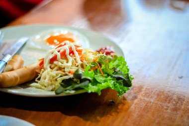 İngiliz kahvaltısı kızarmış yumurta, pastırma, sosis, fasulye, tost ve taze salata ile