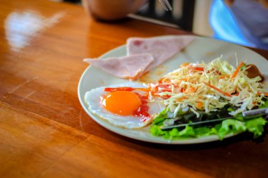 İngiliz kahvaltısı kızarmış yumurta, pastırma, sosis, fasulye, tost ve taze salata ile