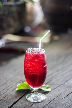 Roselle suyu buz üzerinde. Kahverengi ahşap zemin üzerinde organik sağlıklı