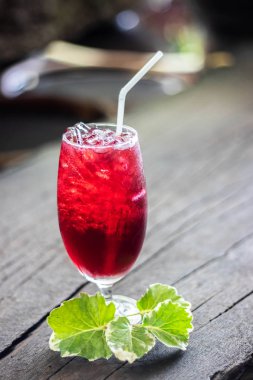 Roselle suyu buz üzerinde. Kahverengi ahşap zemin üzerinde organik sağlıklı