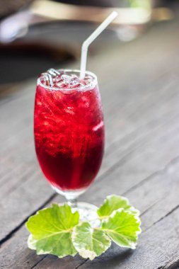 Roselle suyu buz üzerinde. Kahverengi ahşap zemin üzerinde organik sağlıklı