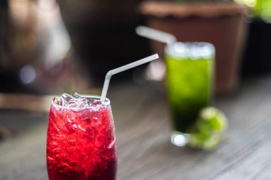 Roselle suyu buz üzerinde. Kahverengi ahşap zemin üzerinde organik sağlıklı