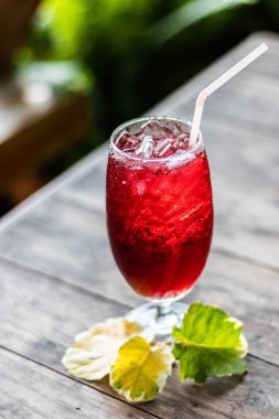 Roselle suyu buz üzerinde. Kahverengi ahşap zemin üzerinde organik sağlıklı