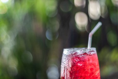 Roselle suyu buz üzerinde. Kahverengi ahşap zemin üzerinde organik sağlıklı