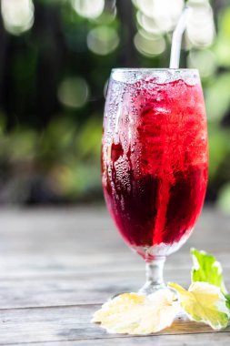 Roselle suyu buz üzerinde. Kahverengi ahşap zemin üzerinde organik sağlıklı