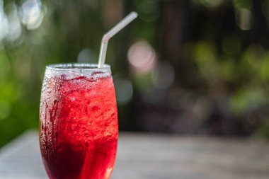 Roselle suyu buz üzerinde. Kahverengi ahşap zemin üzerinde organik sağlıklı