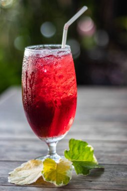 Roselle suyu buz üzerinde. Kahverengi ahşap zemin üzerinde organik sağlıklı