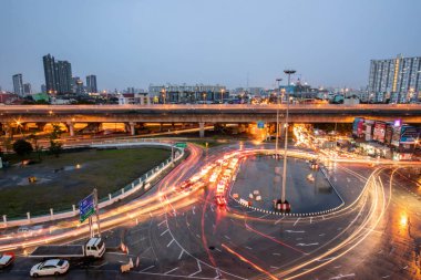 Gece cityscape bilding ve yol inthailand şehir ile