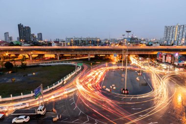 Gece cityscape bilding ve yol inthailand şehir ile