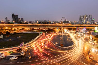 Gece cityscape bilding ve yol inthailand şehir ile